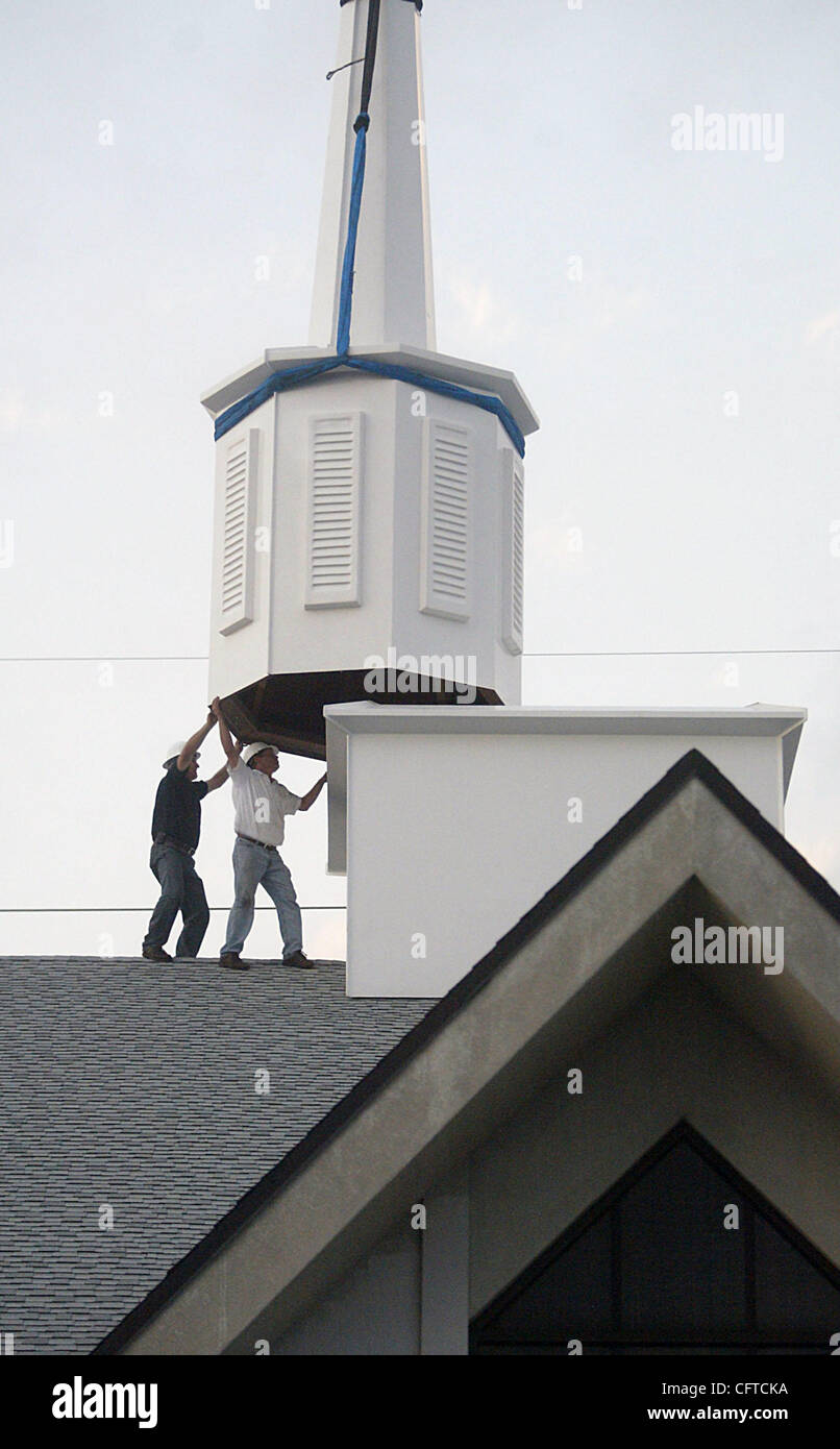 010507 met Kirchturm Personal Foto von Damon Higgins/The Palm Beach Post 0031950A - LAKE WORTH - Arbeiter installieren einen neuen Glockenturm auf See Osborne Presbyterian Church in Lake Worth Freitagnachmittag.  Der Aluminium-Turm, die zum Ausruhen auf der Oberseite der Kirche verwendet wurde während der Hurrikan Wilma umgeweht.  01 Stockfoto