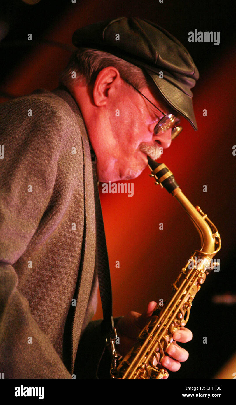 13. Januar 2007; New York, NY, USA; Saxophonist PHIL WOODS führt während der 34th Annual IAJE (International Association For Jazz Education) Konferenz im Hilton Hotel statt. Obligatorische Credit: Foto von Nancy Kaszerman/ZUMA Press. (©) Copyright 2007 von Nancy Kaszerman Stockfoto