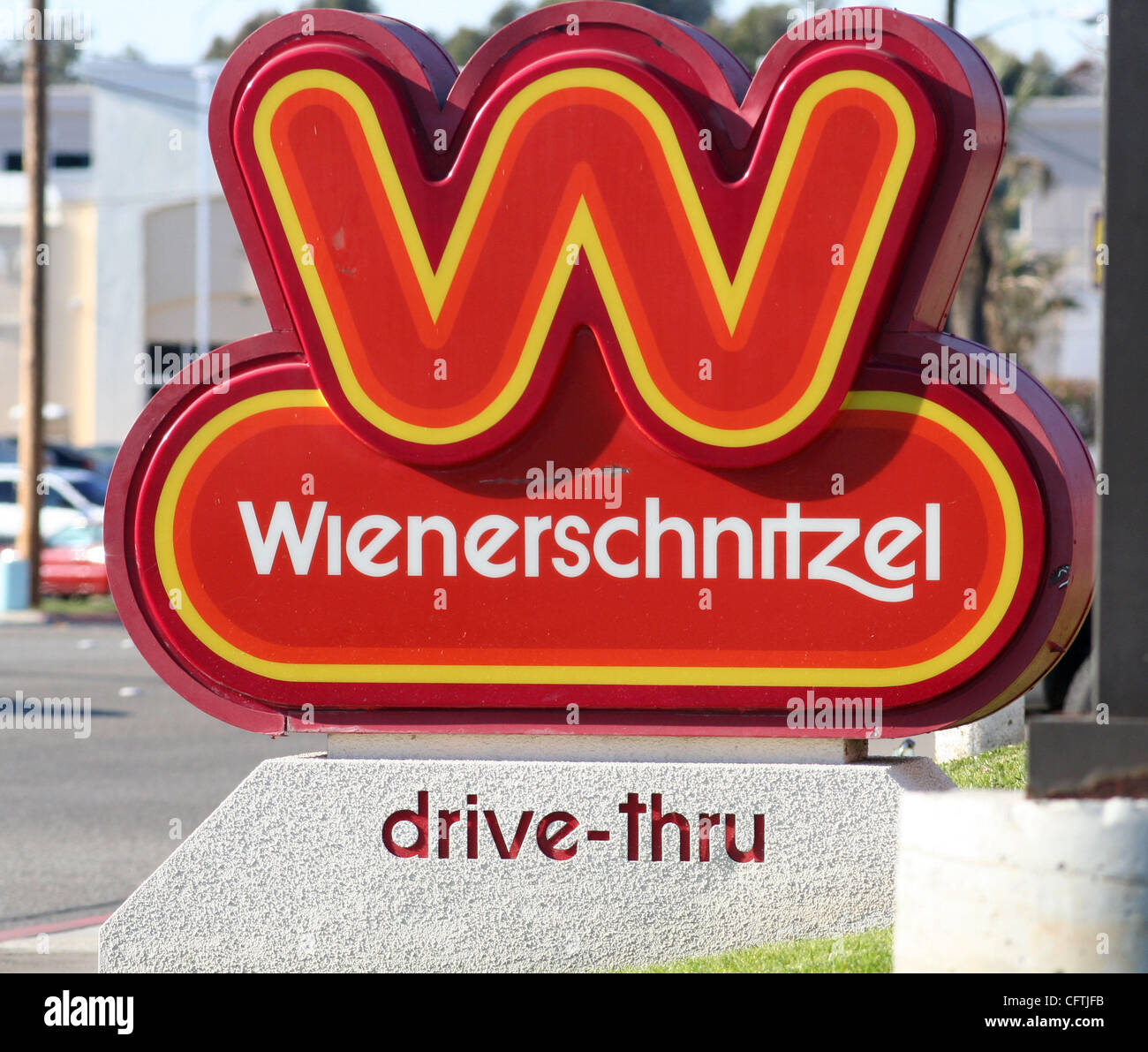 15. Januar 2007; Costa Mesa, Kalifornien, USA; Wiener Schnitzel ist eine  amerikanische Fastfood-Kette gegründet 1961 als "Der Wiener Schnitzel", die  in Hot Dogs spezialisiert. Die Kette Werbung Maskottchen ist ein Hot-Dog,  der