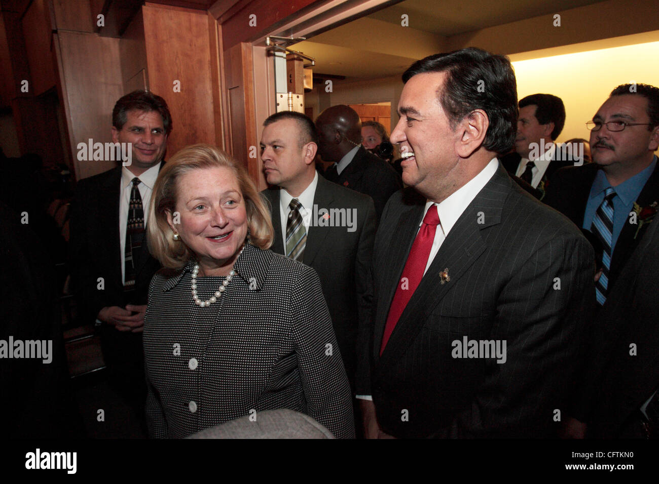 NM Gouverneur Bill Richardson (rechts) und seine Frau Barbara (links) erreichen das Repräsentantenhaus bevor Richardson die Eröffnungssitzung der 2007 New Mexico Legislaturperiode, Dienstag, 16. Januar 2007 angesprochen.  (Foto von Toby Jorrin/ZUMA Press) Stockfoto