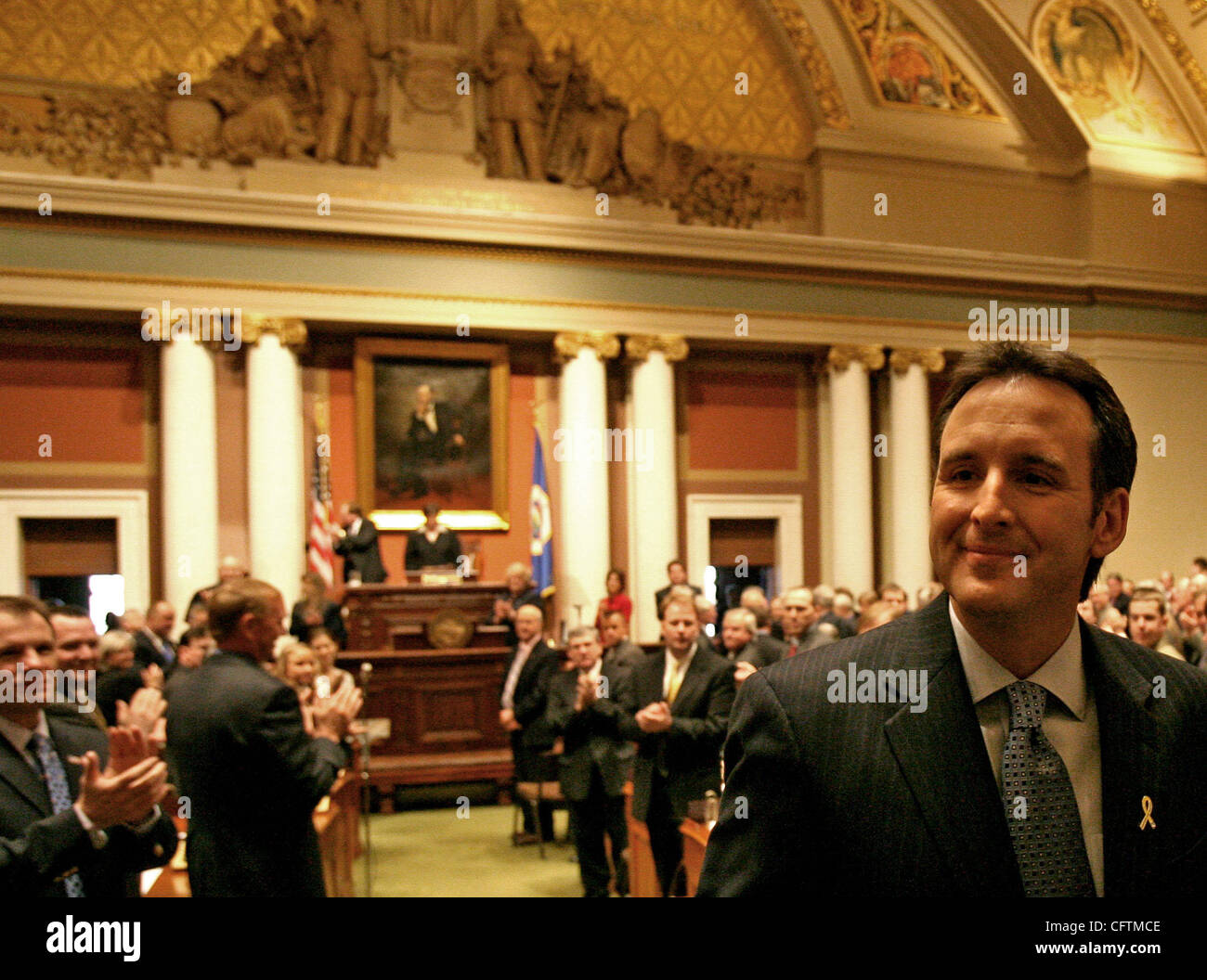 DAVID JOLES ¥ djoles@startribune.com St. Paul, MN - 17. Januar 2007 - Minnesota Gouverneur Tim Pawlenty trifft Gesetzgeber auf beiden Seiten des Ganges nach Abgabe seiner Rede zur Lage der Staat in den Haus-Kammern des State Capitol in St. Paul. Zu den Themen, die Pawlenty gerichtet waren erhöhte Stockfoto