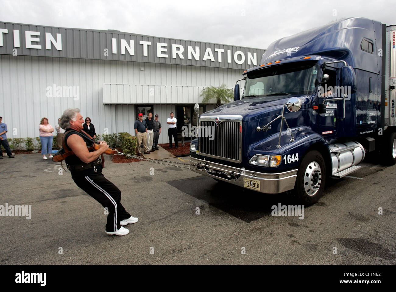 011807 trafen sich Mitarbeiter Foto von Libby Volgyes/The Palm Beach Post Strongman (1 von 1)--0032462A--für die Geschichte von CLO - RIVIERA BEACH - John Wooten, 59, (Cq) von Boston, der stärkste Mann der Welt, bricht den Weltrekord und zieht eine 40.000 Pfund 18-Wheeler 30 Fuß in 28 Sekunden bei Rechtien International Trucks Stockfoto