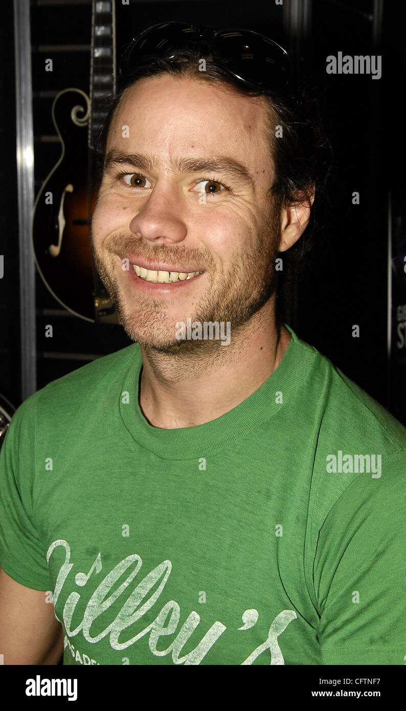 18. Januar 2007; Anaheim, CA, USA; Schauspieler und Musiker CHRIS PONTIUS in der Gibson Guitar Corporation Stand auf der NAMM-Show ' 07. Obligatorische Credit: Foto von Vaughn Youtz/ZUMA Press. (©) Copyright 2007 von Vaughn Youtz. Stockfoto