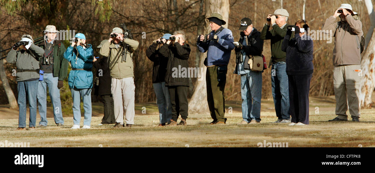 Jan. 20, 2007 Escondido, verbringen Ca. USA  Vogelbeobachter mit San Diego Audubon Society Samstag früh am Kit Carson Park auf der Suche nach Überwinterung Grasmücken und andere Vögel.  Obligatorische Credit: Foto von Don Kohlbauer/Union-Tribune/Zuma Press. Copyright 2007. San DIego Union-Tribune. Stockfoto