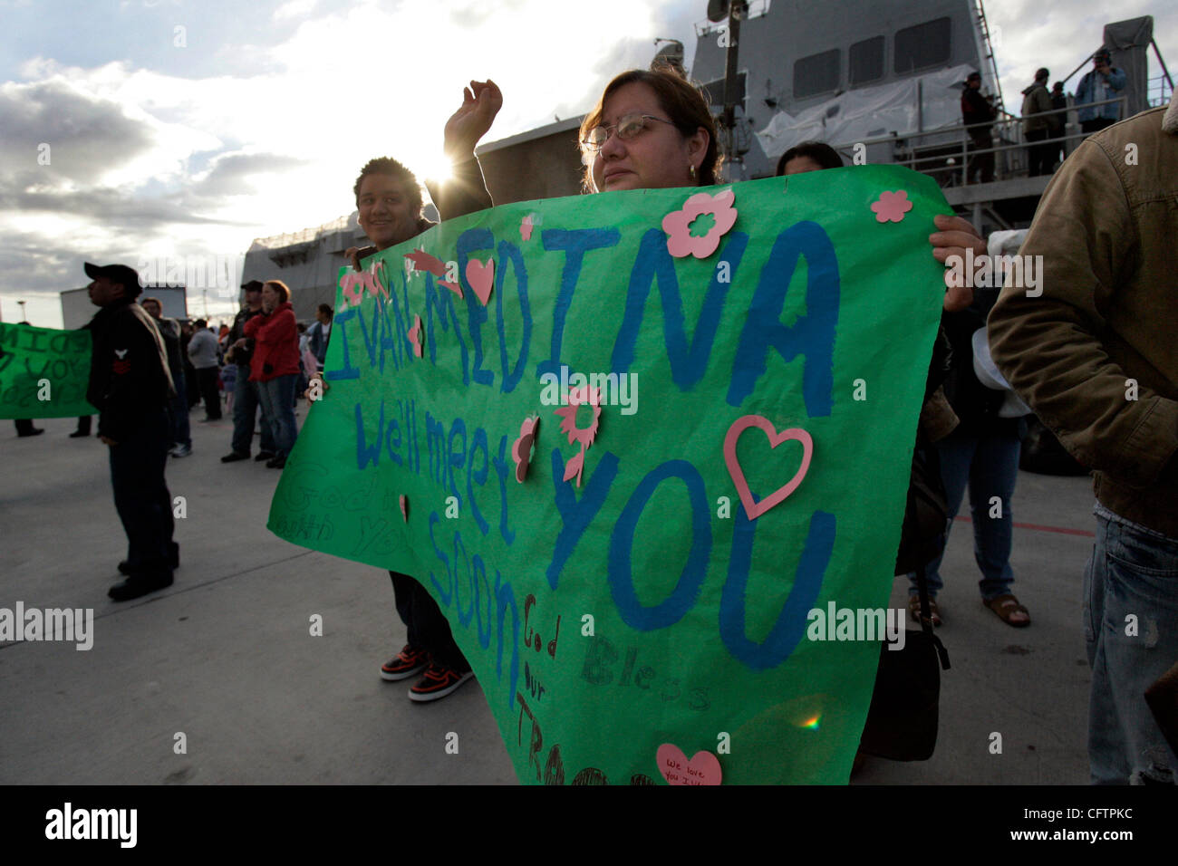 20. Januar 2007, San Diego,-The USS Preble abgereist vom Naval Station San Diego am Samstag, den 20.01.2007 im Rahmen von John C Stennis Carrier Strike Group.   DORIS MAYORGA, Tante des Matrosen IVAN MEDINA, winkte und einen Banner als ihr Neffe Links für Meer statt.   Obligatorische Credit: Foto von John Gibbins/San Stockfoto