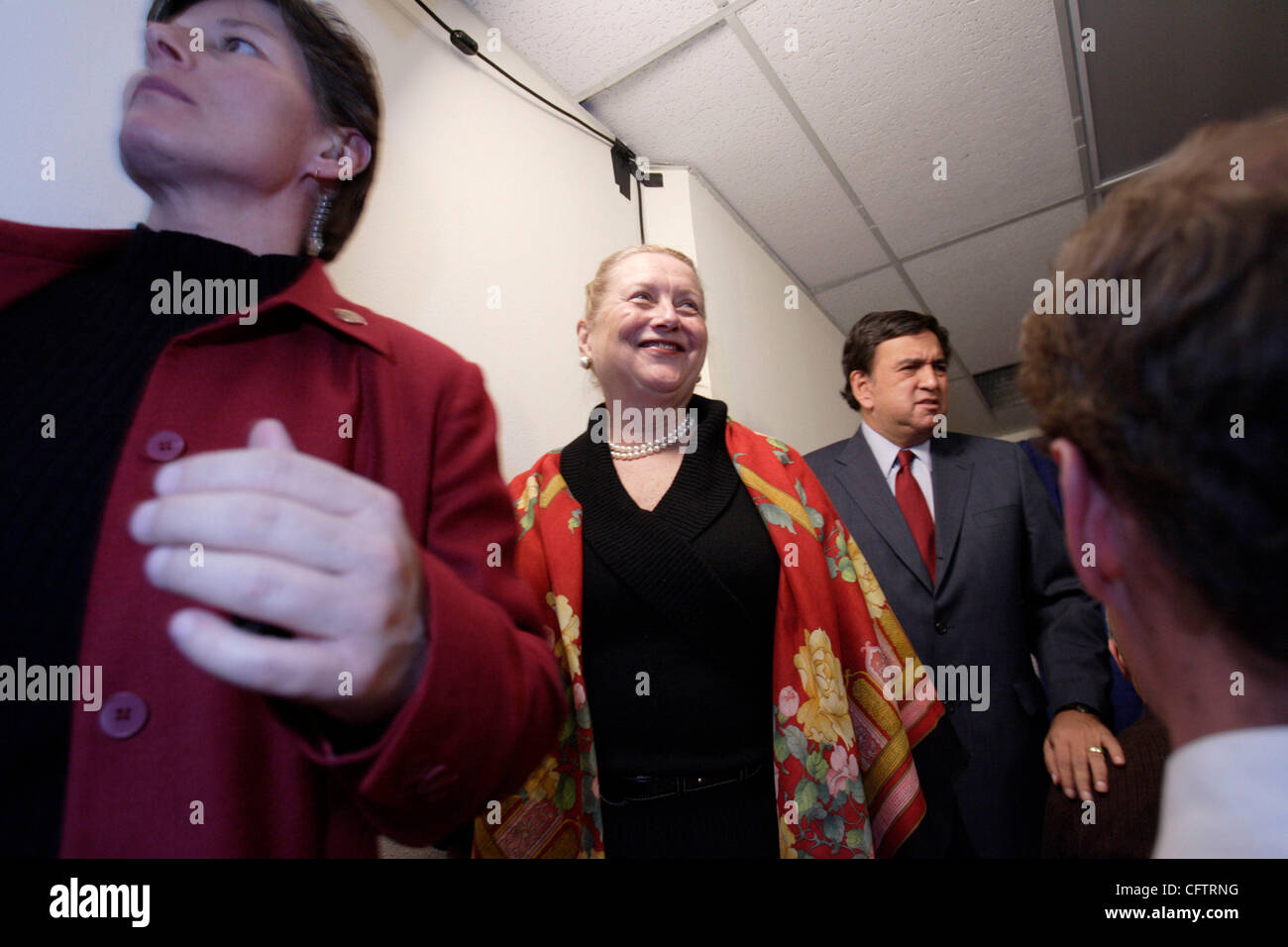 New Mexico Gouverneur Bill Richardson (rechts) und seine Frau Barbara Richardson belassen eine Pressekonferenz seinen neuen Kampagnen-Hauptsitz in Santa Fe, NM, Montag, 22. Januar 2007.  Richardson, ein Demokrat, kündigte über das Wochenende an, dass er eine explorative Präsidialausschuss gebildet hatte und er beabsichtigt Stockfoto