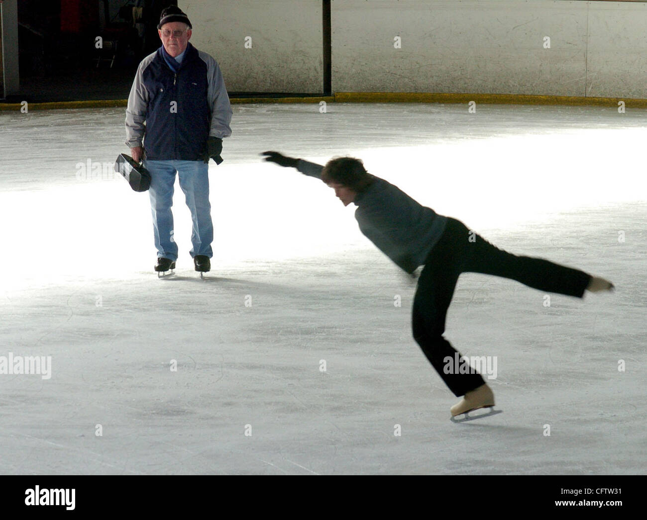 Lehrer Tony Howard, der seit über 50 Jahren mit Island verbunden, schaut zu, wie Paula Petti ihre Routine auf Dienstag, 23. Januar 2007 in Berkeley, Kalifornien führt.  Berkeley Island wird bald nach 66-Jahren seine Pforten schließen.  (Gregory Urquiaga/Contra Costa Times) Stockfoto