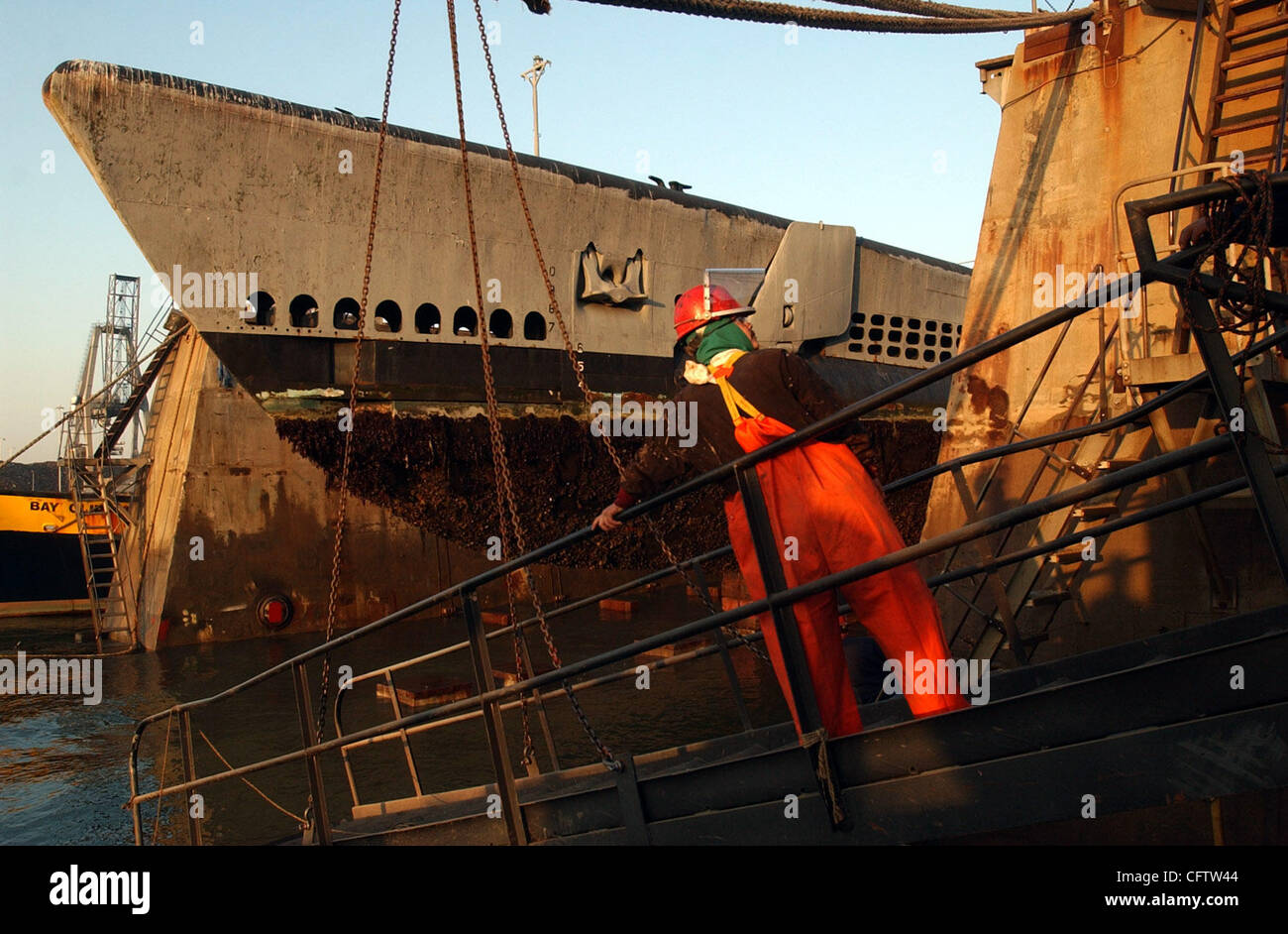 Trockendock Arbeiter Ricardo Tirado prüft die Rampe auf das Trockendock Plattform bevor Sie aufbrechen kratzen und Neulackierung der USS Pampanito, Dienstag, 23. Januar 2007. Das u-Boot des zweiten Weltkriegs wird im Trockendock im Bay Ship and Yacht in Alameda, Kalifornien, wo es aufgeräumt und an Pier 45 in San Fr zurückgegeben werden gestellt Stockfoto