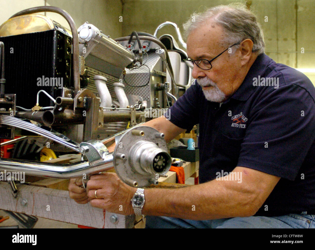 Ralph Day arbeitet auf der Spindel ein Kurtis Kraft-Zwerg (die von einem 1946-Offenhauser 110 Kubikzoll Zoll-Motor angetrieben wird) Mittwoch, 24. Januar 2007, in seinem Geschäft in Concord, Kalifornien  Tag hat eine Leidenschaft für das Sammeln von aktuellen und Vintage Sprint, Zwerg und Champ Cars.  (Bob Pepping/Contra Costa Times) Stockfoto