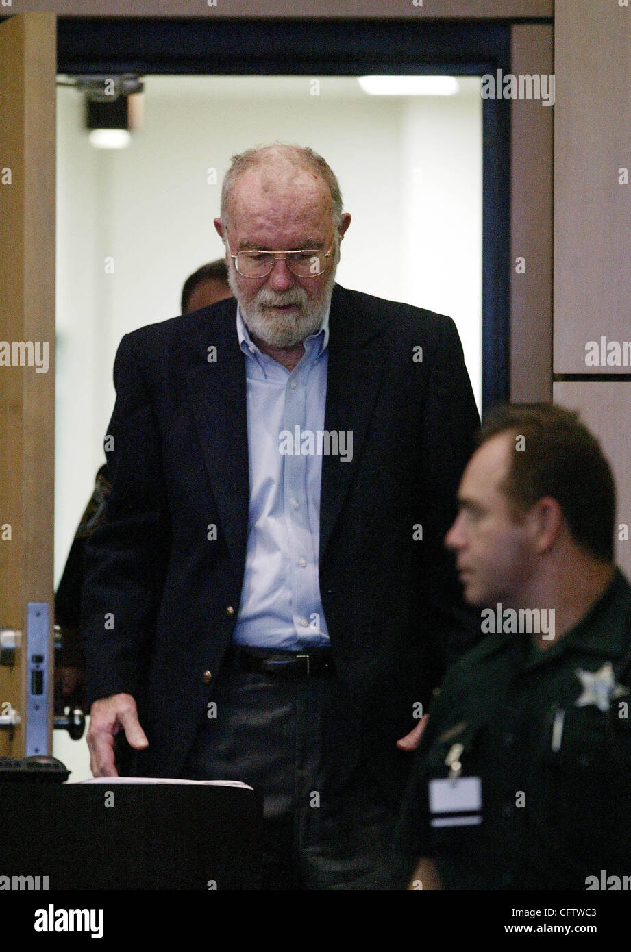 24. Januar 2007 - West Palm Beach, FL, USA - FRED KELLER betritt den Gerichtssaal nach einer Aussparung als Zeugnis in den Mord Wiederaufnahmeverfahren von Keller am Mittwoch an der Palm Beach County Courthouse in West Palm Beach weiter. Stockfoto