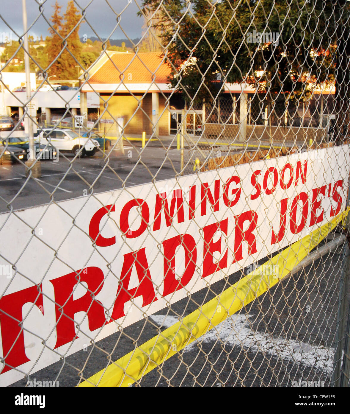 Ein Zeichen Trompeten die bevorstehende Ankunft eines neuen Trader Joes Shop auf dem Gelände des ehemaligen Albertson in Oakland, Kalifornien, Dienstag, 30. Januar 2007. (D. Ross Cameron/der Oakland Tribune) Stockfoto