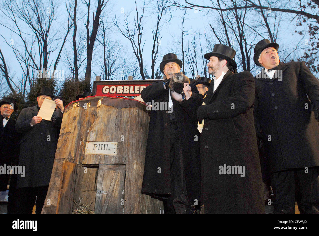 2. Februar 2007; Punxsutawney, PA, USA; JOHN GRIFFITH und BEN HUGHES halten Punxsutawney PHIL das berühmte Murmeltier, seine jährliche Wetter Prognose über das Ende des Winters zu machen. Phil sah nicht seinen Schatten dieses Jahr so wird es einen frühen Frühling nach der deutschen Folklore.  Obligatorische Credit: Stockfoto