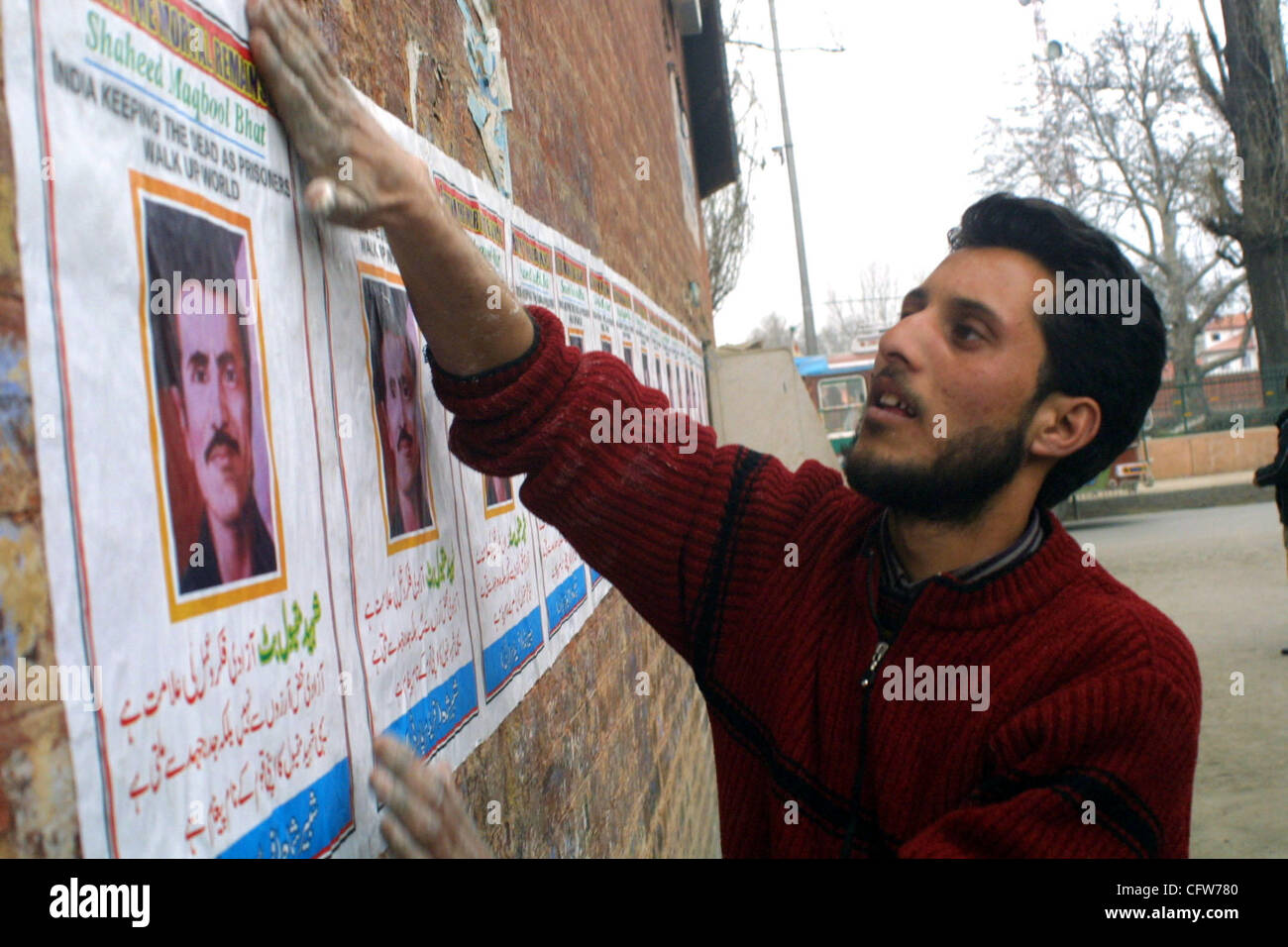 Ein Kashmiri beschäftigt in einfügen Plakate von Jammu und Kaschmir Befreiung vorderen Führer Maqbool Bhat, die im Jahr 1984 von Indin Regierung erhängt wurde und seinen Tod Aniversary werden übermorgen an diesem Tag werden jedes Jahr viele Menschen und Seperatist Parteien auf Straßen zu Protesten kommen werden. FOTO/ALTAF ZARG Stockfoto