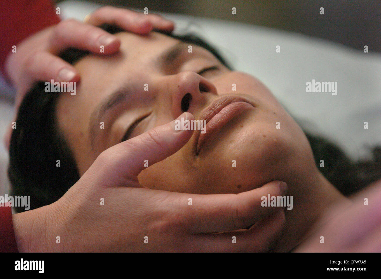 FÜR Sonntag--funktioniert Craniosacral Therapeutin Kate Mackinnon mit Brain Trauma Patienten Mariela Mason Schmerzen zu lindern und zu verbessern, Heilung, wie sie mit dem Kopf arbeitet, wie drei andere Therapeuten arbeiten auf verschiedene andere Teile von Marielas Körpers während einer wöchentlichen Sitzung im Livermore VA Krankenhaus Sonntag, 2. Januar Stockfoto