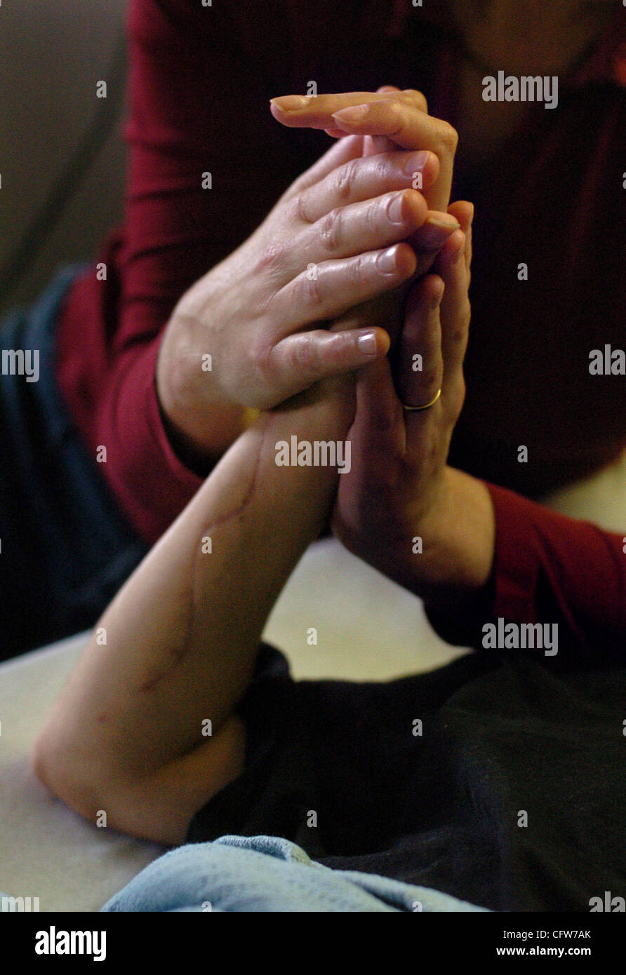 Für Sonntag--arbeitet Craniosacral Therapeutin Kate Mackinnon mit Gehirn Trauma Patienten verwundeter Veteran Mariela Mason, Schmerzlinderung und Heilung, wie sie auf ihrem rechten Handgelenk während einer wöchentlichen Sitzung am Klinikum Livermore VA Sonntag, 28. Januar 2007, in Livermore, Kalifornien konzentriert sich zu verbessern.  (Susan Stockfoto