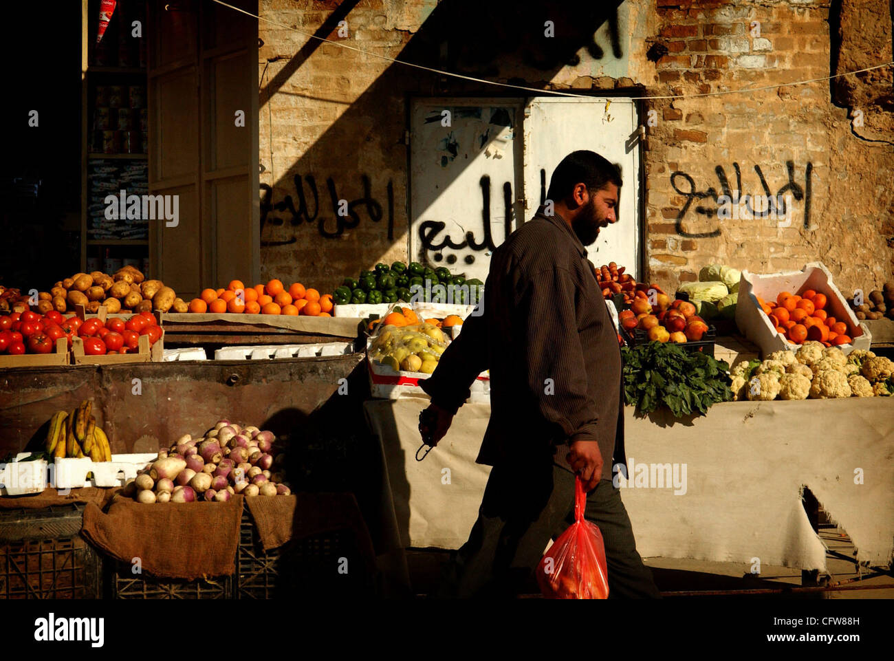 11. Februar 2007 - Siniyah, Salah Ad-Din, Irak - geht ein irakischer Mann auf Markt-Straße mit einer Tasche von Lebensmitteln. (Kredit-Bild: © Andrew Craft/Fayetteville Observer/ZUMA Press) Stockfoto