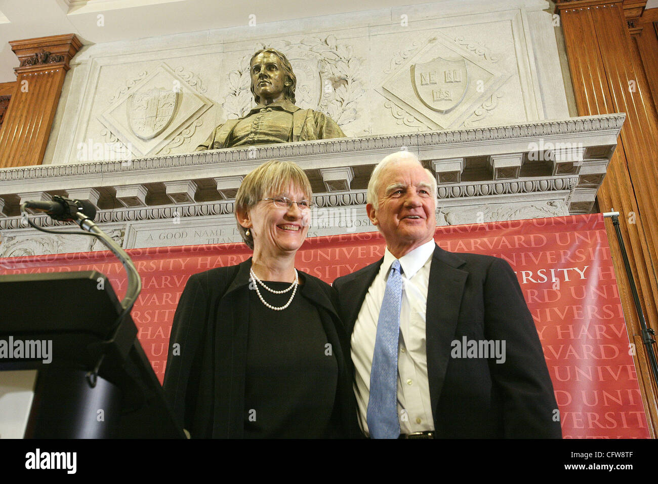 11.02.07 - heißt Drew Gilbin Faust in CAMBRIDGE, MA, Präsident der Harvard Universität neu benannte Präsident der Harvard Universität Drew Gilbin Faust, links, und ehemaliger Harvard Präsident Derek Bok, diente auch als Interims-Präsident für den letzten mehrere Monate Stand unter eine Büste von John Harvard für wen Stockfoto 11.02.07 - heißt Drew Gilbin Faust in CAMBRIDGE, MA, Präsident der Harvard Universität neu benannte Präsident der Harvard Universität Drew Gilbin Faust, links, und ehemaliger Harvard Präsident Derek Bok, diente auch als Interims-Präsident für den letzten mehrere Monate Stand unter eine Büste von John Harvard für wen Stockfoto