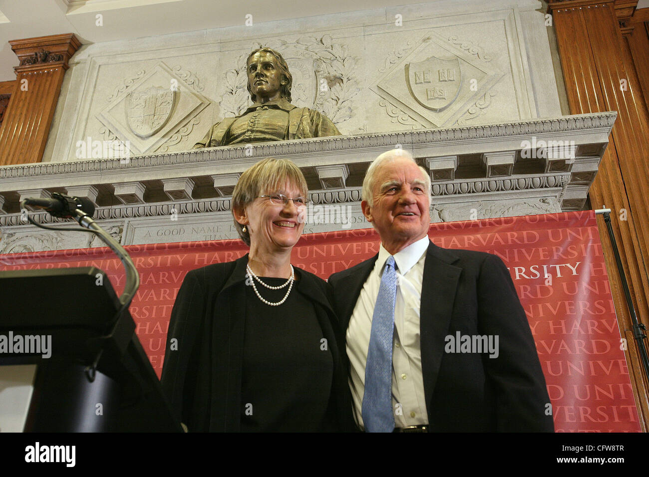 11.02.07 - heißt Drew Gilbin Faust in CAMBRIDGE, MA, Präsident der Harvard Universität neu benannte Präsident der Harvard Universität Drew Gilbin Faust, links, und ehemaliger Harvard Präsident Derek Bok, diente auch als Interims-Präsident für den letzten mehrere Monate Stand unter eine Büste von John Harvard für wen Stockfoto