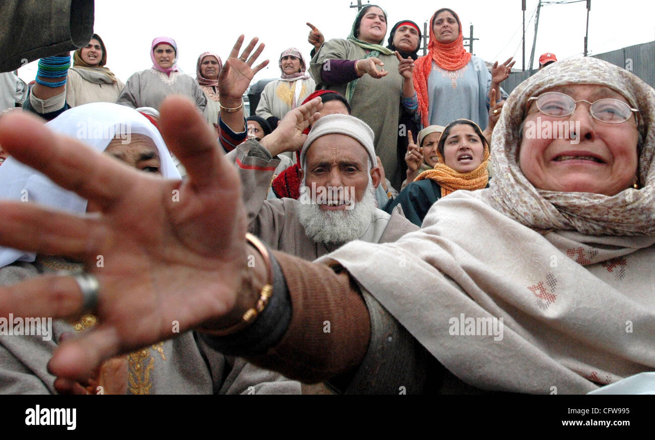 Kashmiri Frauen weinen während einer Demonstration in Srinagar, Indien, Montag, 12. Februar 2007. Demonstranten halten, dass Fotos von vermissten Angehörigen vorgeworfen, indische Kräfte der unschuldige Menschen töten und dann behauptet, die Opfer waren militante Islamisten. FOTO/ZUMA-PRESSE/ALTAF ZARGAR. Stockfoto