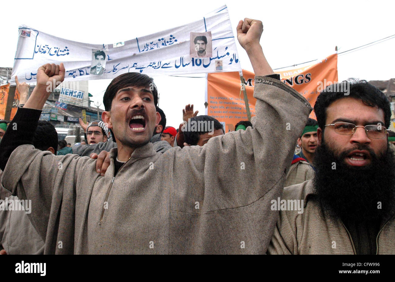 Demonstranten schreien Anti-Polizei Parolen während einer Demonstration in Srinagar, Indien, Montag, 12. Februar 2007. Demonstranten halten, dass Fotos von vermissten Angehörigen vorgeworfen, indische Kräfte der unschuldige Menschen töten und dann behauptet, die Opfer waren militante Islamisten. FOTO/ZUMA-PRESSE/ALTAF ZARGAR. Stockfoto