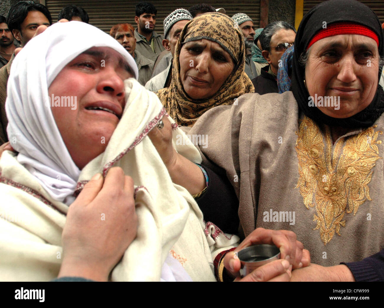 Kashmiri Frauen weinen während einer Demonstration in Srinagar, Indien, Montag, 12. Februar 2007. Demonstranten halten, dass Fotos von vermissten Angehörigen vorgeworfen, indische Kräfte der unschuldige Menschen töten und dann behauptet, die Opfer waren militante Islamisten. FOTO/ZUMA-PRESSE/ALTAF ZARGAR. Stockfoto