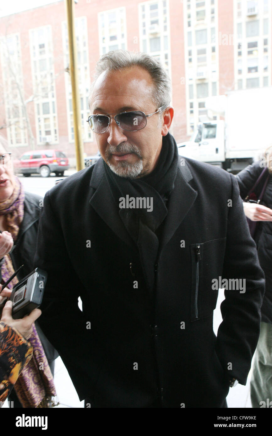 Produzent Emilio Estefan angekommen zu erwachen die Pedro Knight Frank E. Campbell Funeral home in der Upper Eastside in Manhattan 13. Februar 2007. Bildnachweis: Mariela Lombard / ZUMA Press. Stockfoto