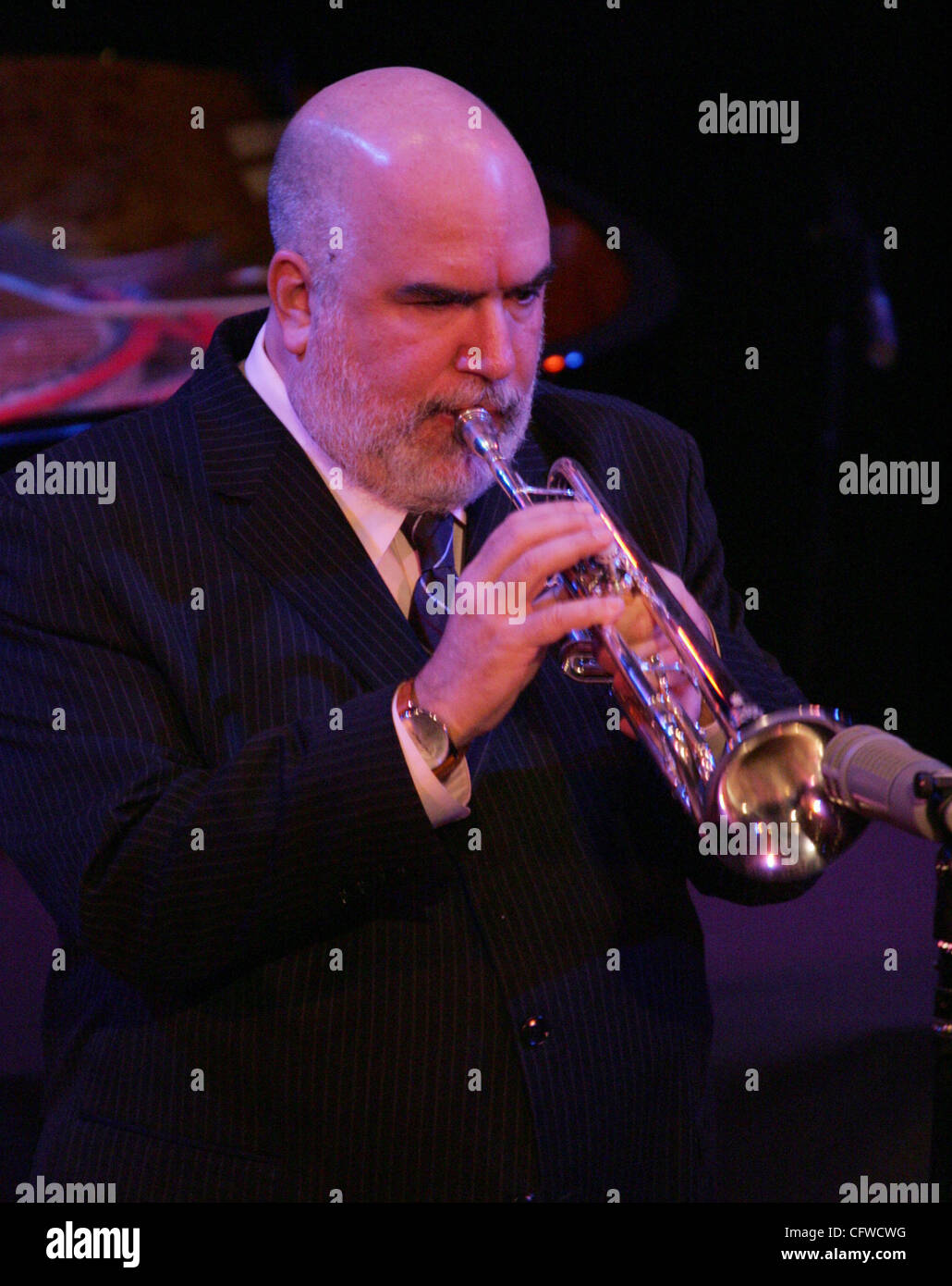 20. Februar 2007; New York, NY, USA; Bruder von Michael Brecker, führt jazz Künstler Trompeter RANDY BRECKER während der Trauerfeier für Grammy-Gewinner Saxophonisten Michael Brecker im Rathaus. Michael Brecker starb am Samstag, 13. Januar an Leukämie im Alter von 57 Jahren. Obligatorische Credit Stockfoto