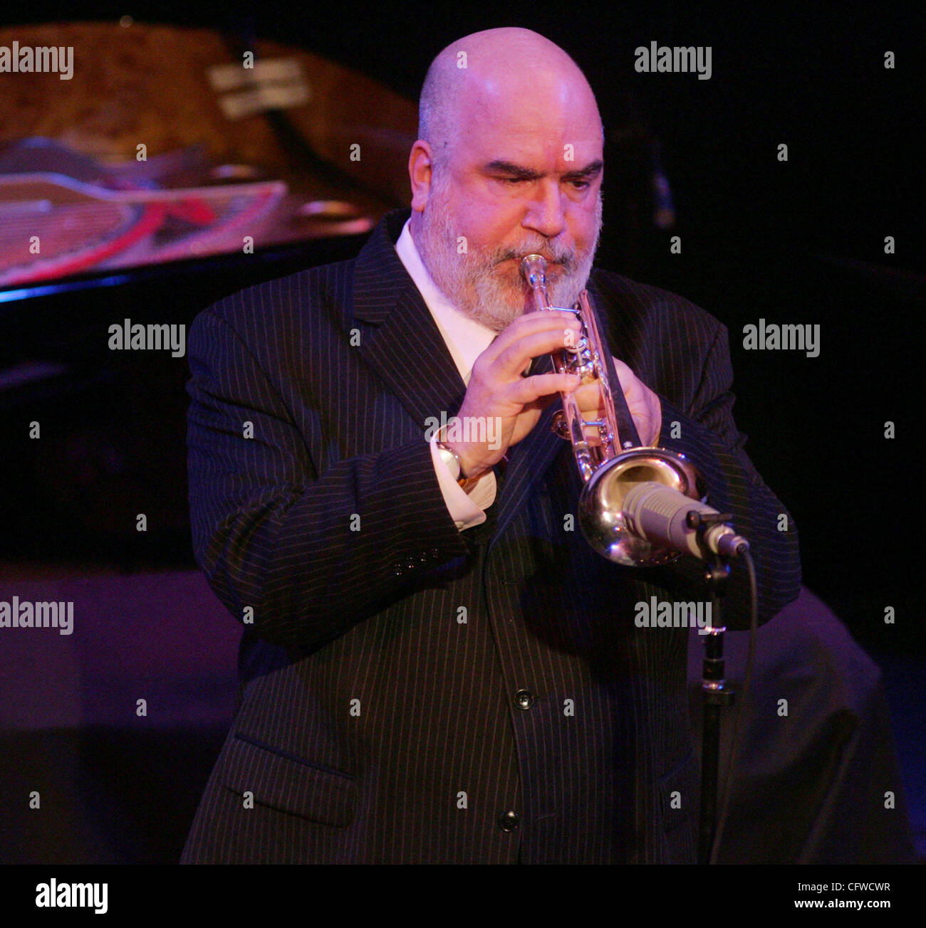 20. Februar 2007; New York, NY, USA; Bruder von Michael Brecker, führt jazz Künstler Trompeter RANDY BRECKER während der Trauerfeier für Grammy-Gewinner Saxophonisten Michael Brecker im Rathaus. Michael Brecker starb am Samstag, 13. Januar an Leukämie im Alter von 57 Jahren. Obligatorische Credit Stockfoto
