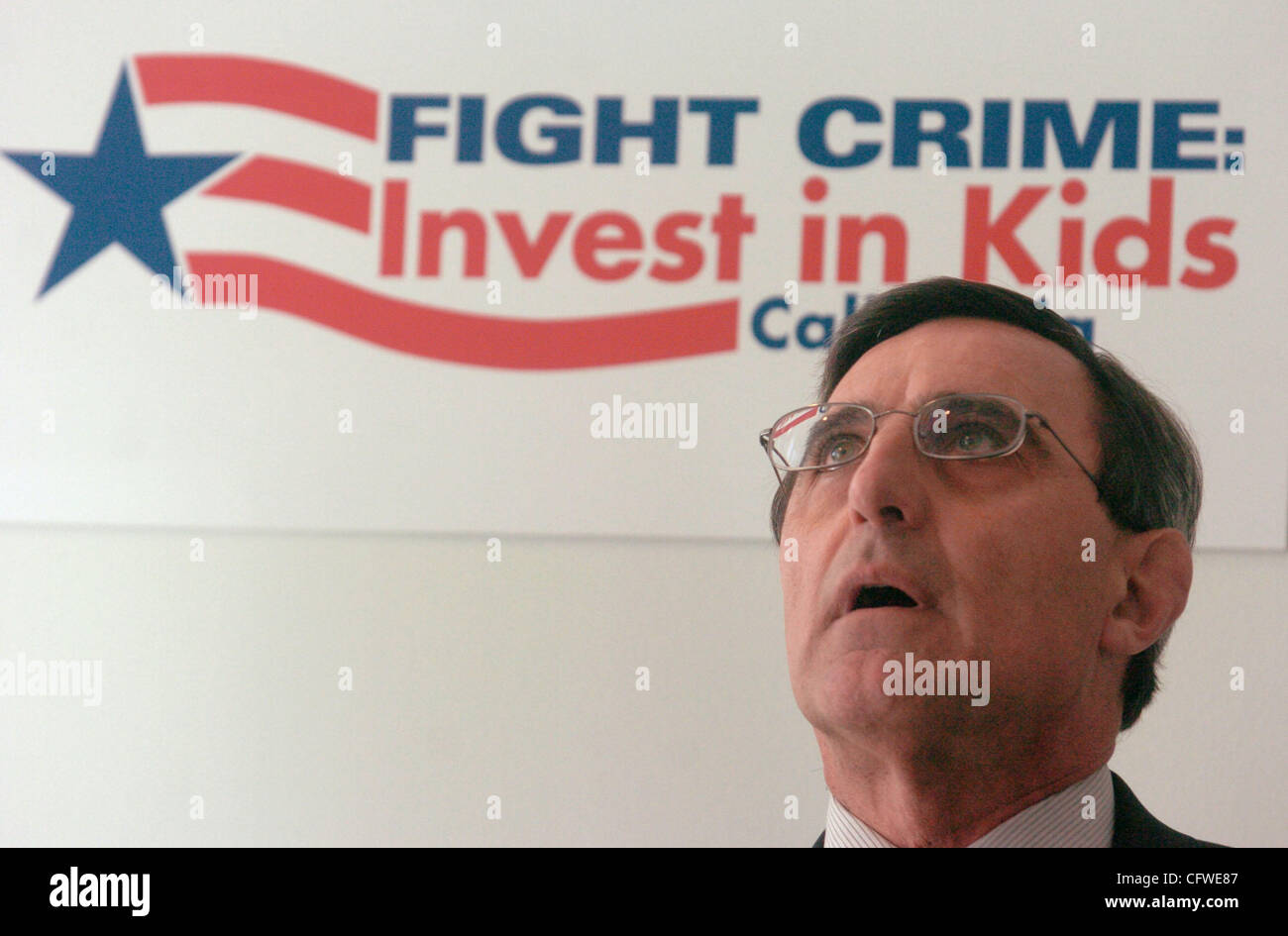 Contra Costa County Bezirksstaatsanwalt Robert Kochly beschreibt den letzten Fall von Kindesmissbrauch auf einer Pressekonferenz für Kind Missbrauch Präventionsprogramme im Contra Costa Regional Medical Center Donnerstag, 22. Februar 2007 in Martinez, Kalifornien. (Susan Tripp Pollard/Contra Costa Times) Stockfoto