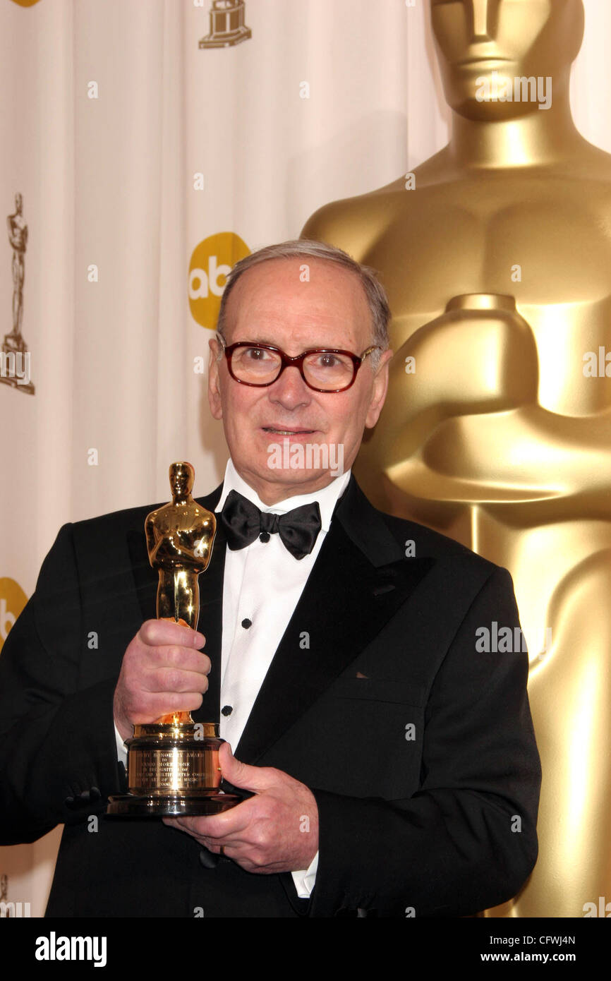 25. Februar 2007 - Hollywood, CA, USA - OSCARS 2007: ENNIO Morricone, Komponist, Gewinner des einen Ehrenoscar im Drucksaal bei der 79. Oscar-Verleihung im Kodak Theatre in Los Angeles statt. (Kredit-Bild: © Paul Fenton/ZUMA Press) Stockfoto