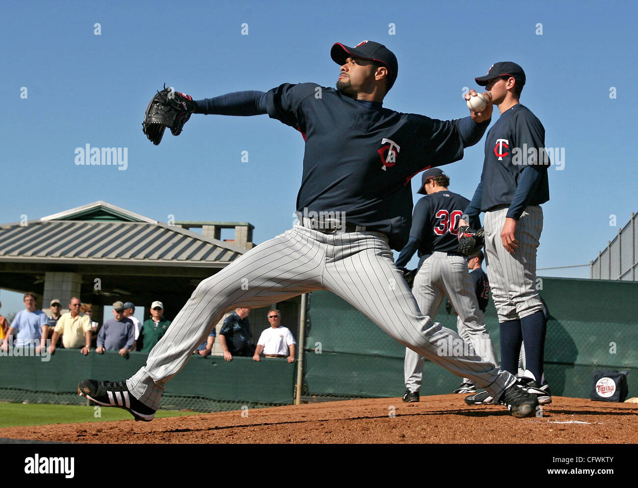 DAVID JOLES ¥ djoles@startribune.com.Fort Myers, FL - 20. Februar 2007 - Minnesota Zwillinge Johan Santana wirft aus dem Hügel im Frühling training Dienstag im Lee County Sports Complex.   (Bild Kredit: Â © Minneapolis Star Tribune/ZUMA Press) Stockfoto