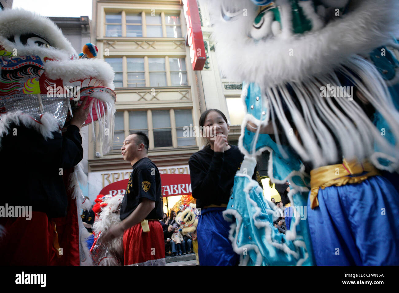 3. März 2007 warten die Chinesische Neujahrsparade gehen unten Geary Blvd in San Francisco, Kalifornien - San Francisco, CA, USA - Mitglieder des San Francisco Police Department Lion Dance Troupe. Die Parade markierte das Ende der chinesischen Neujahrsfest in San Francisco ist Heimat der größten Stockfoto