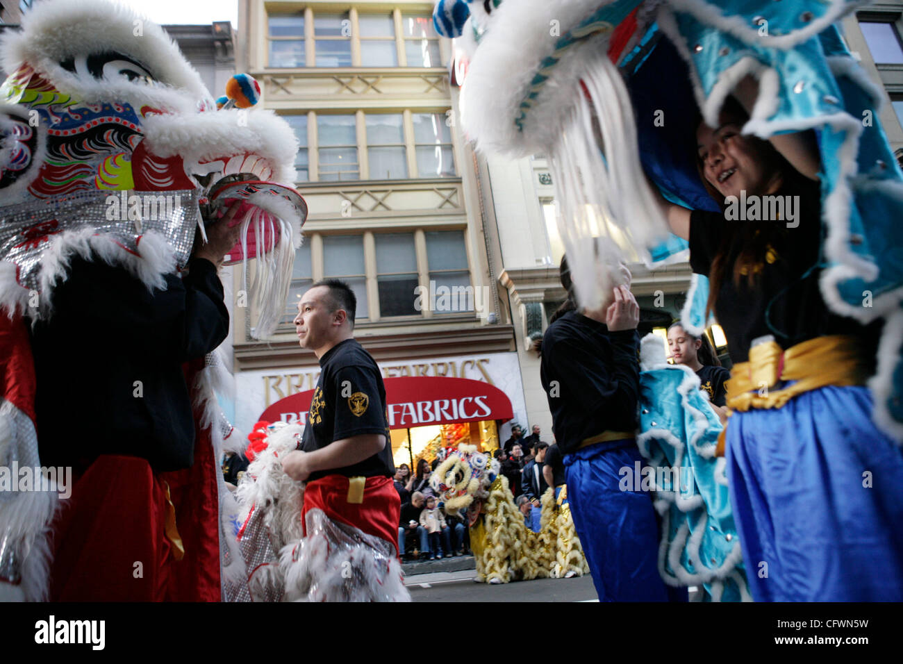 3. März 2007 warten die Chinesische Neujahrsparade gehen unten Geary Blvd in San Francisco, Kalifornien - San Francisco, CA, USA - Mitglieder von der San Francisco Police Department Lion Dance Team und ihren Kindern. Die Parade markierte das Ende der chinesischen Neujahrsfest in San Francisco das h ist Stockfoto
