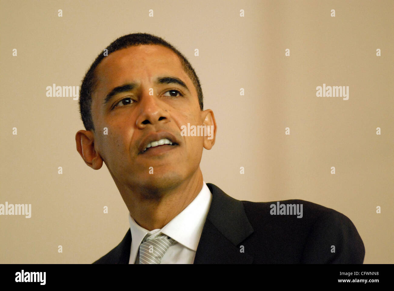 Clinton, Obama Gedenken an historische Selma März SELMA, AL - März 04: Demokratische Präsidentschaftskandidat Senator aus Illinois Barack Obama spricht während des Gottesdienstes in der historischen Brown Kapelle African Methodist Episcopal Church Sonntagmorgen vor dem Marsch zum Gedenken an die 1965 "blutigen Sunda Stockfoto