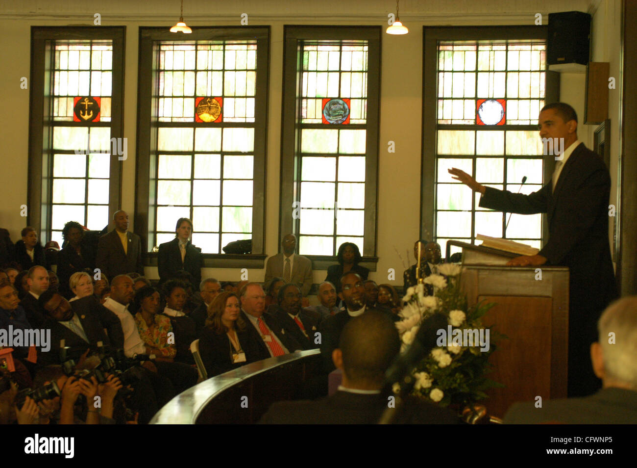 Clinton, Obama Gedenken an historische Selma März SELMA, AL - März 04: Demokratische Präsidentschaftskandidat Senator aus Illinois Barack Obama spricht bei einem Gottesdienst in der historischen Brown Kapelle African Methodist Episcopal Church Sonntagmorgen vor dem März 1965 "Bloody Sunday" Gedenken an Stockfoto