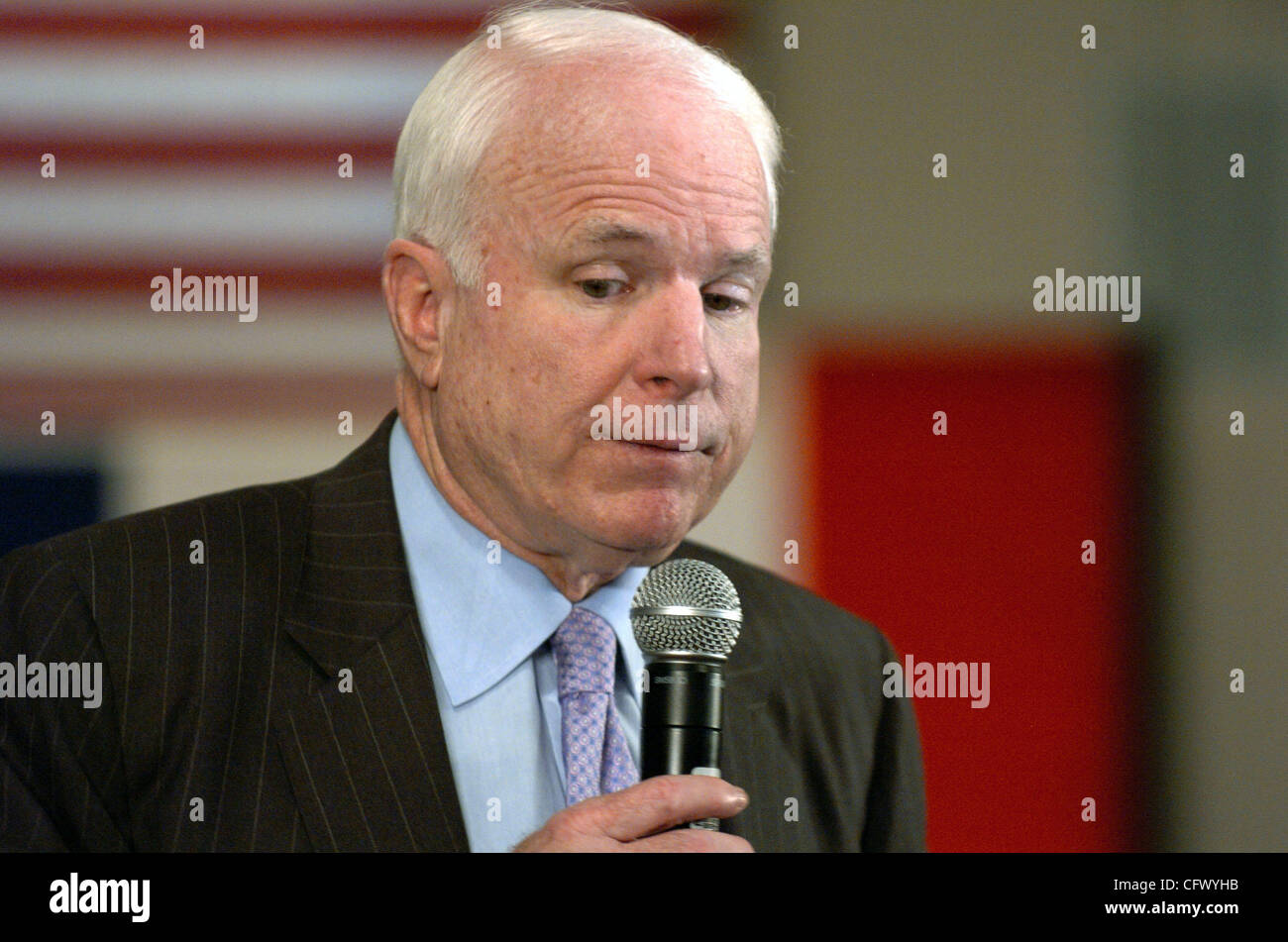 Presidential hoffnungsvollen Senator John McCain, R -ARIZ, spricht während einer Bürgerversammlung auf Mittwoch, 14. März 2007, Alton, Iowa. McCain sagte einer Menschenmenge von der republikanischen Hochburg des nordwestlichen Iowa, dass die Partei Grundsätze für die Leistung beeinträchtigt hat und zur republikanischen Werte der kleinen Gover zurück muss Stockfoto