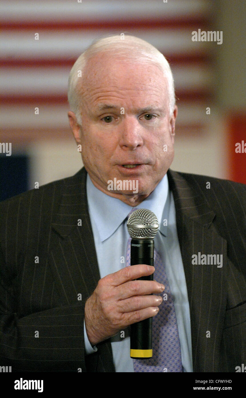 Presidential hoffnungsvollen Senator John McCain, R -ARIZ, spricht während einer Bürgerversammlung auf Mittwoch, 14. März 2007, Alton, Iowa. McCain sagte einer Menschenmenge von der republikanischen Hochburg des nordwestlichen Iowa, dass die Partei Grundsätze für die Leistung beeinträchtigt hat und zur republikanischen Werte der kleinen Gover zurück muss Stockfoto