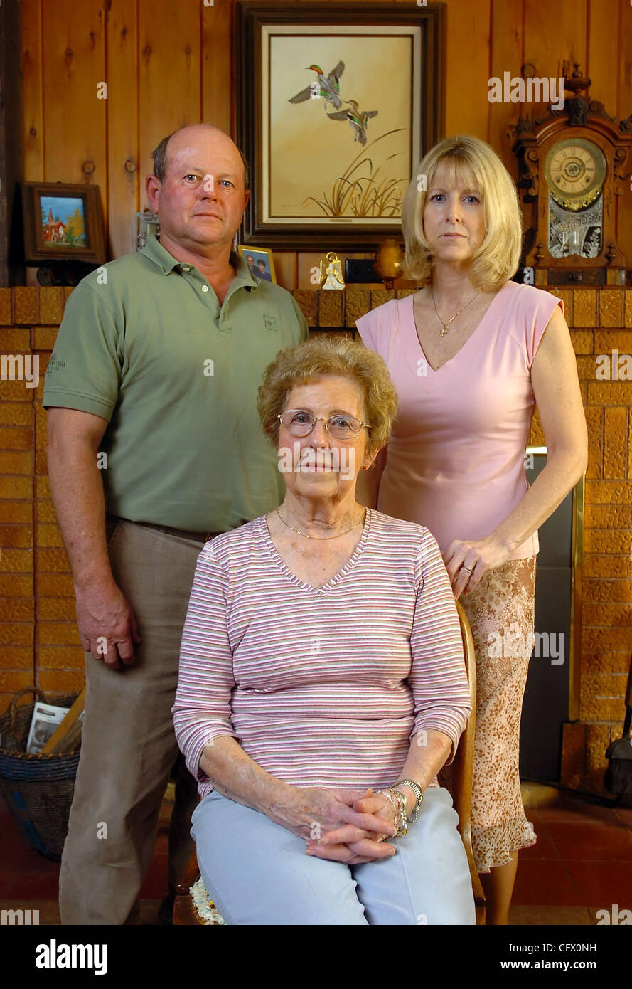 (UNTEN) Marla Abernathy, aus Sonora, sitzt mit ihren Kindern (oben L-R) Jon Abernathy, von Sonora und ihre Tochter Elaine Urruty von Murphys, nach einem Gespräch über die ungelöste Morde an ihre Familienangehörigen auf Donnerstag, 15. März 2007 in Sonora, Kalifornien Neal Abernathy, Alter von 43, und sein Sohn Brendan Stockfoto