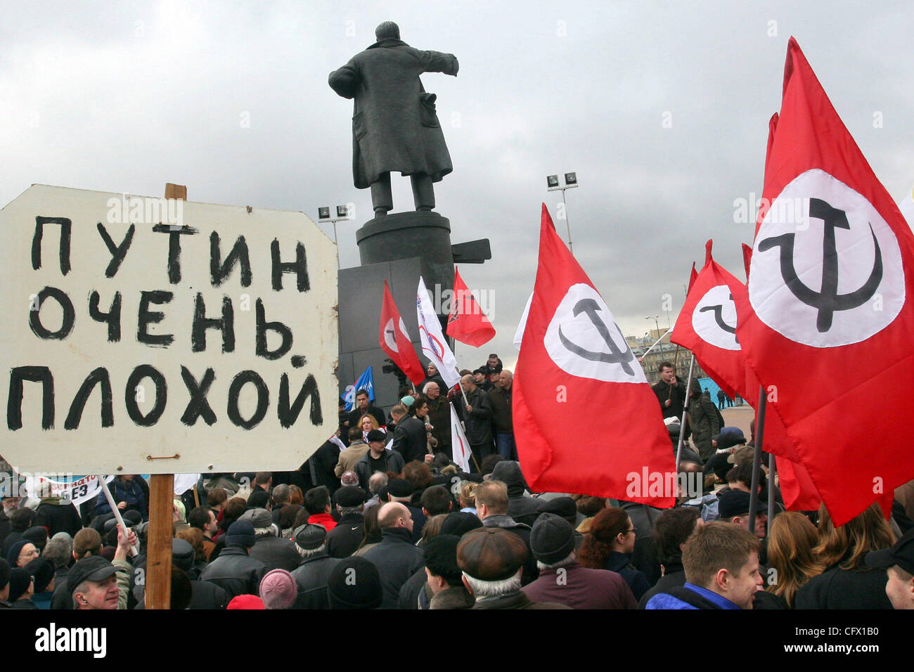 Aktivisten der demokratischen Parteien "Another Russia" und "Jabloko" protestierten gegen die Fälschung der Kommunalwahlen in Sankt Petersburg.  Das Plakat in russischer Sprache lautet: "Putin ist sehr schlecht". Stockfoto