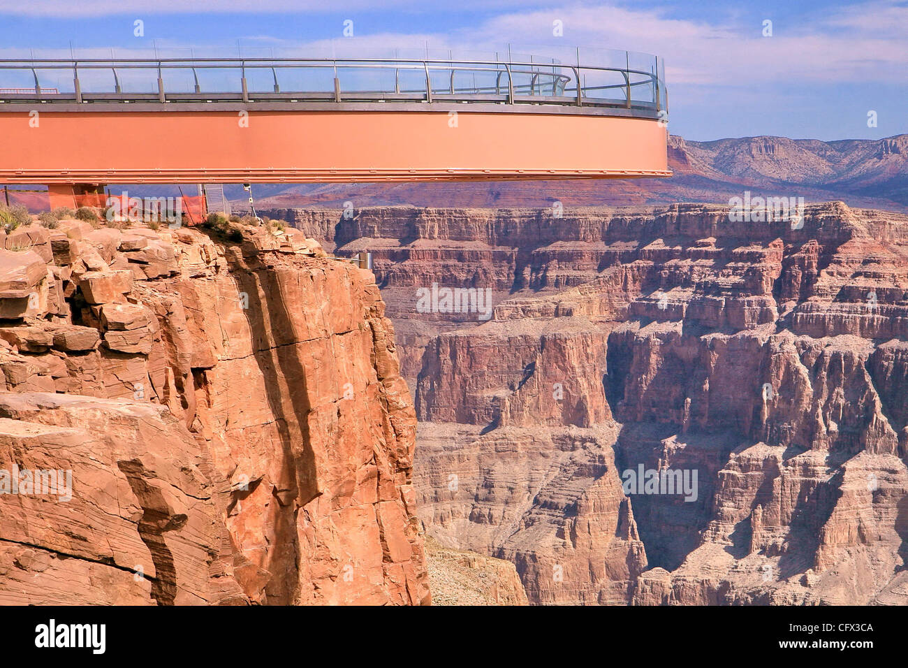 20. März 2007 - Hualapai Indian Reservation, AZ, USA - drei Jahre in der Herstellung, der Hualapai Stamm Skywalk für die Öffentlichkeit geöffnet vom 20. März mit einem hufeisenförmigen, Glasboden-65-Fuß breite Gehweg hergestellt aus 1.200 Pfund Glas, das 70 Fuß vom Rand des Grand Canyon West erstreckt sich.  Ich Stockfoto