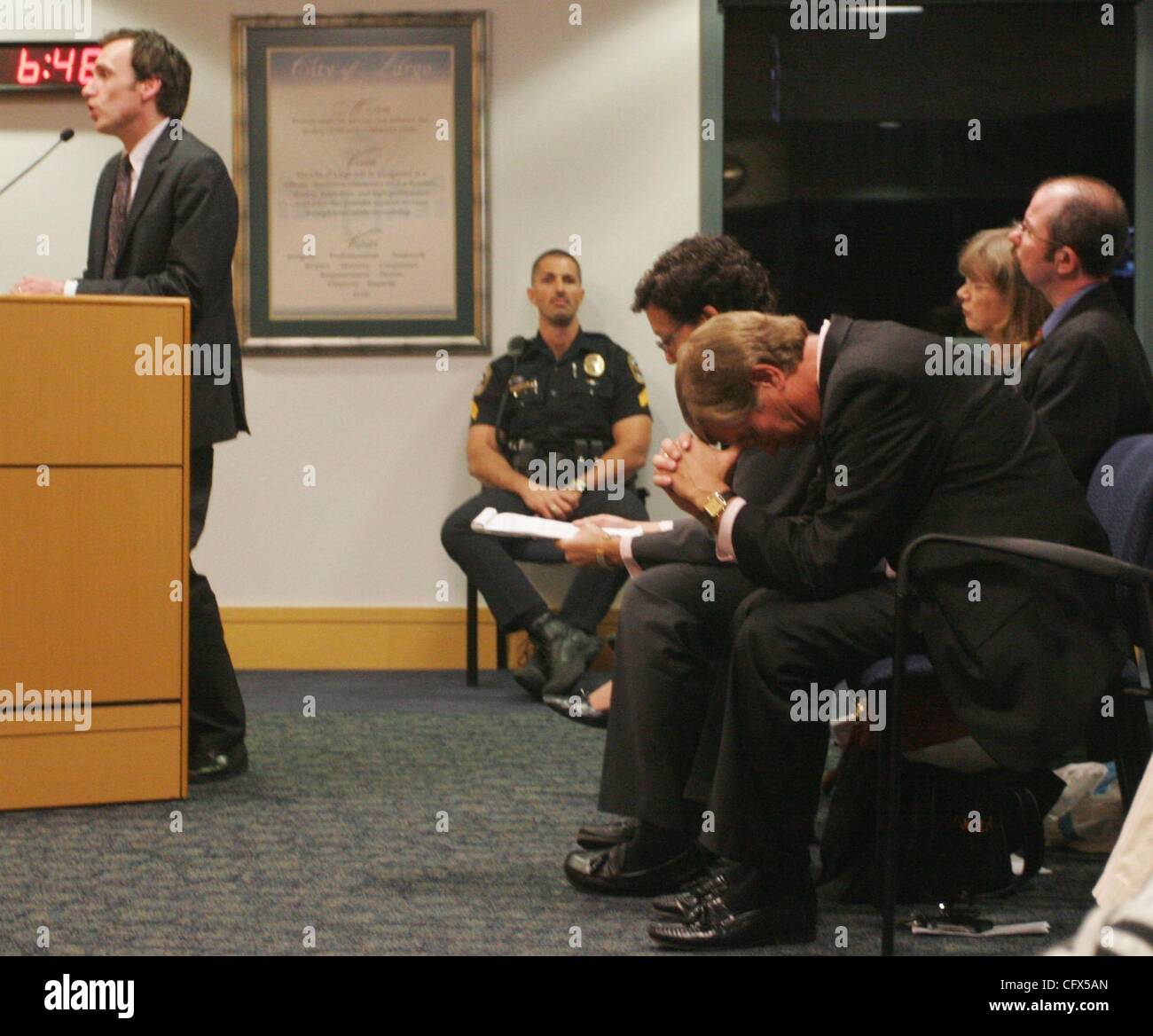 23. März 2007 - Largo, Florida, USA - der öffentlichen Anhörung im Largo Rathaus wo STEVE STANTON und seine Anwälte präsentieren seinen Fall in Bezug auf seine Gründe, warum er seinen Job als Largo-City-Manager behalten sollte. Während WALTER BOCKTING, Ph.d. spricht University of Minnesota Medical School bei der hear Stockfoto