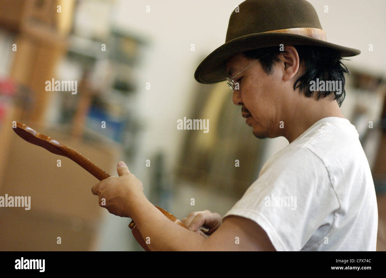 Mike DaSilva arbeitet auf einer Ukulele DaSilva Ukulele Company in Berkeley, Kalifornien auf Mittwoch, 31. Januar 2007.  (Di-Nam Tonne / Contra Costa Times) Stockfoto