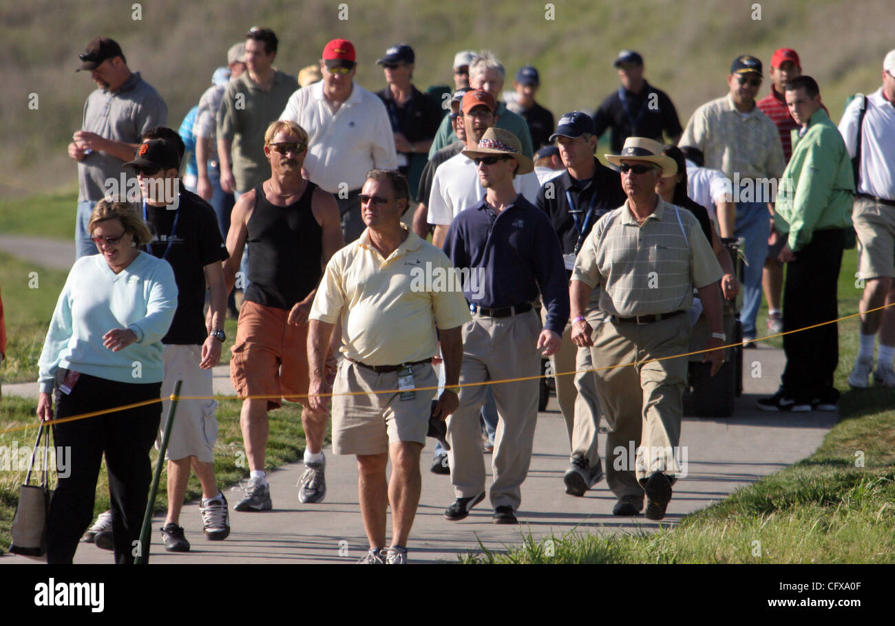 Es folgen Fans Omar Uresti am Ende seiner Runde in Livermore Valley Wine Country Meisterschaft bei The Course at Wente Weinberge, wo er das Turnier geht in die finale Runde führt. (Jay Solmonson/Tri-Valley Herald) Stockfoto