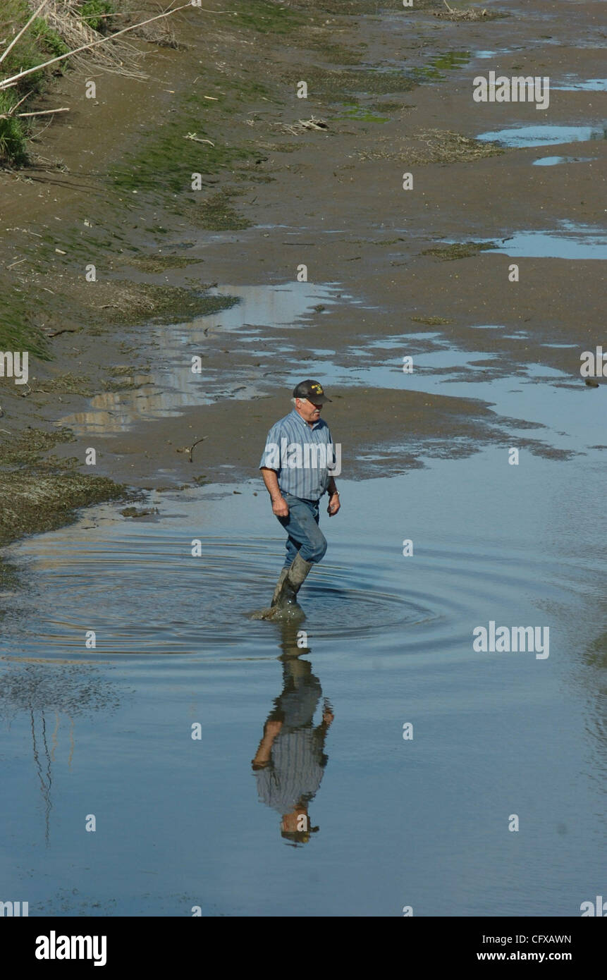 South Delta Bauer, die Joe Ratto über den nahen Fluss auf Dienstag, 3. April 2007 in der Nähe von Holt, Kalifornien Ratto Pumpe Spaziergänge nimmt Wasser aus dem Fluss und verteilt es auf seinen Feldern aber wenn Flusses niedrig ist, seine Pumpe beginnt spuckt Sand. (Eddie Ledesma/Contra Costa Times) Stockfoto