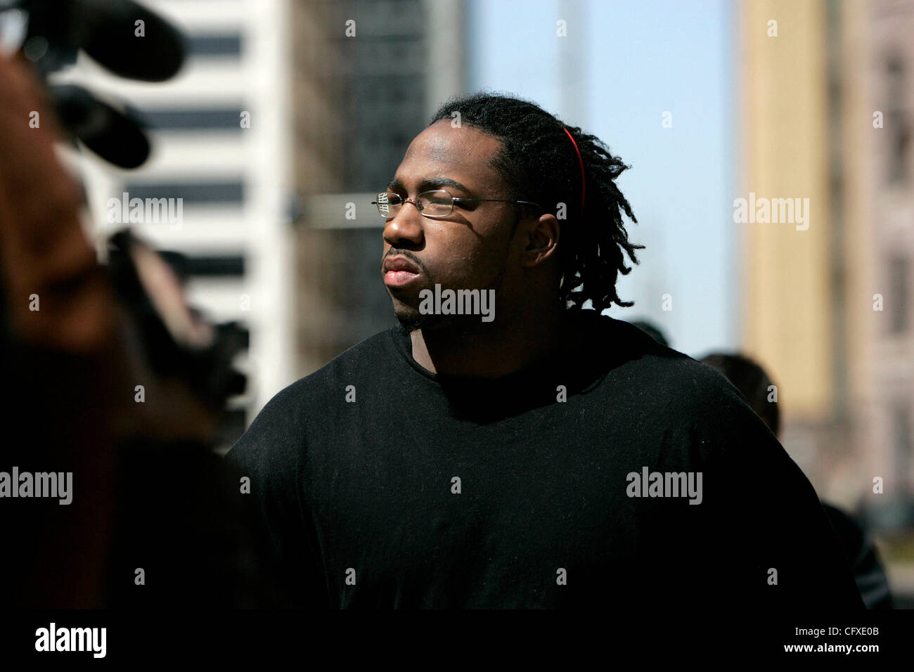 9. April 2007 - Minneapolis, MN - Alex Daniels ist nach seiner Entlassung aus der Hennepin County Jail begeistert. (Kredit-Bild: © Minneapolis Star Tribune/ZUMA Press) Stockfoto