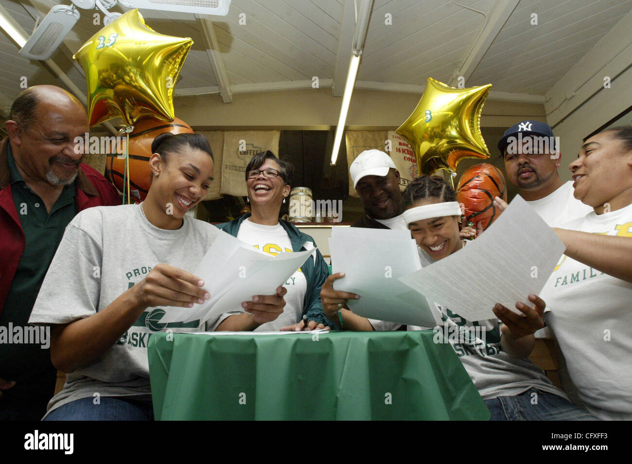 Ohlone College Basketball-Spieler Ceciley Johnson (links) und Danesha Wright (rechts) umgeben von ihrer Familie Zeichen Absichtserklärungen für USF Donnerstagabend 11. April 2007 an die Mission Coffee Roasting Company in Fremont, Kalifornien (Anda Chu/The Fremont Argus) spielen Stockfoto