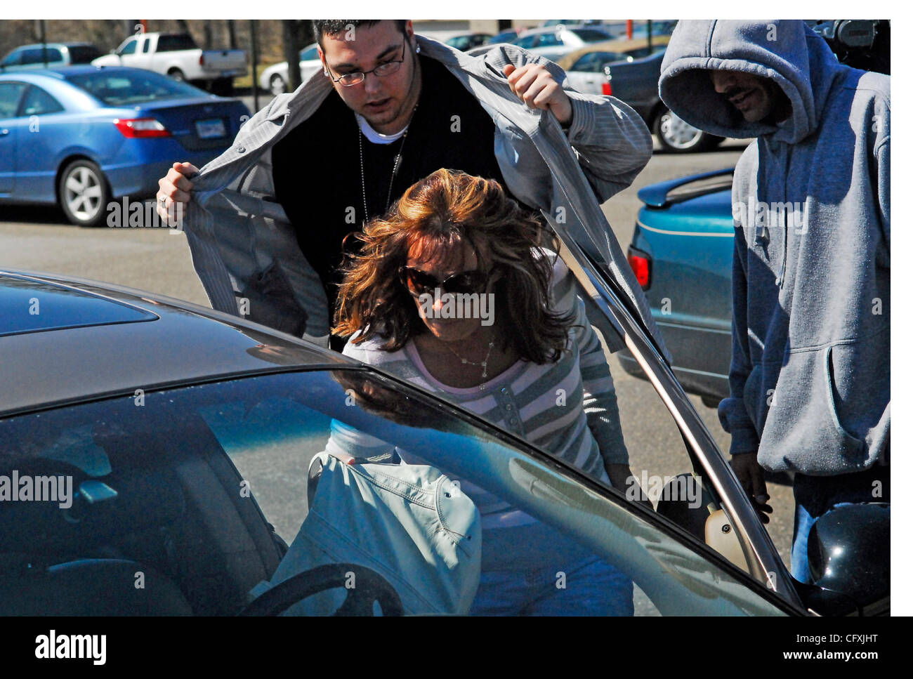 Stillwater, Mn. Freitag 4/13/2007.In verlässt dieses Bild Kari Beecroft Washington County District Court geschützt durch eine Phalanx von Familie und Freunden. Ihre Tochter Nicole Beecroft, ist die Oakdale Teenager beschuldigt Tötung ihres neugeborenen Mädchen durch stechende ihr 135 mal in ihre Familie zu Hause.  (Kredit Bild Stockfoto