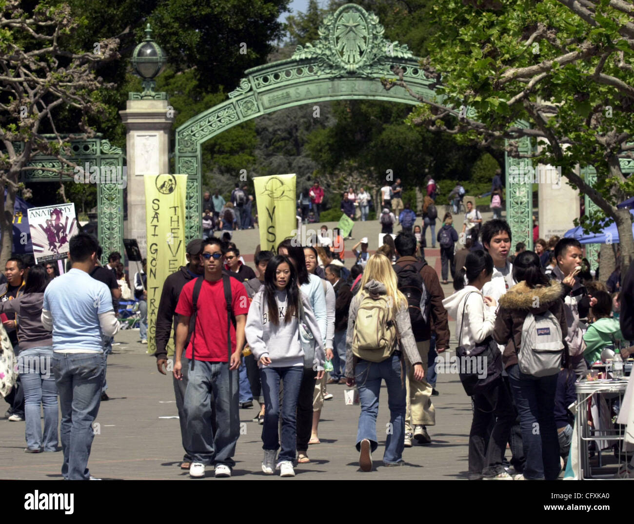 UC Berkeley Studenten weitergeben Sather Gate auf dem Campus der UC Berkeley Dienstag, 17. April 2007 in Berkeley, Kalifornien. Viele Universitäten überprüfen ihre Sicherheitsmaßnahmen vor dem Hintergrund der Morde an der Virginia Tech.    (Gregory Urquiaga/Contra Costa Times) Stockfoto