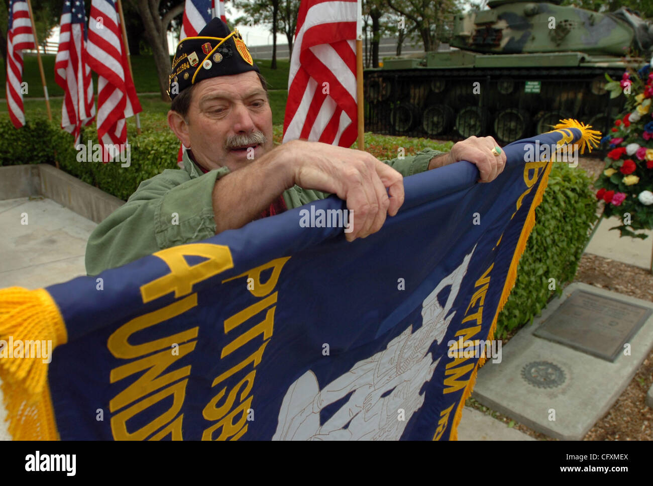 Vietnam-Krieg-Veteran Arnold Murillo rollt eine Flagge nach einer Zeremonie zum Gedenken an die 39. Jahrestag der "Männer an den Brücken" Schlacht am Kriegerdenkmal Viet Nam in Pittsburg, Kalifornien auf Donnerstag, 19. April 2007. (Kristopher Skinner / Contra Costa Times) Stockfoto