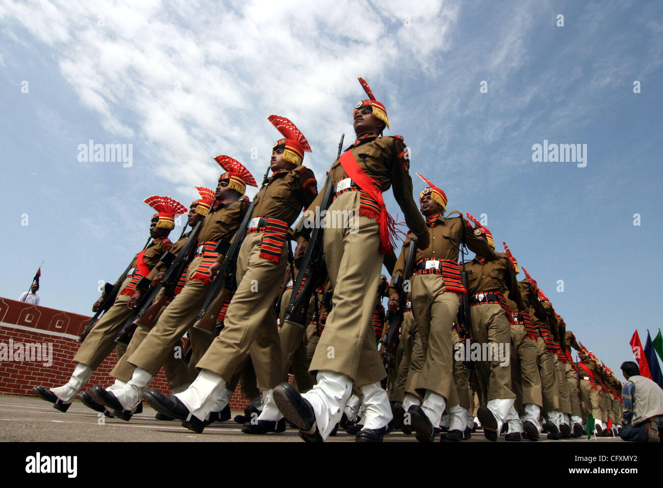 Indischen Border Security Force (BSF) Soldaten durchführen während ihrer Weitergabe, Parade in Humhama am Stadtrand von Srinagar, 20. April 2007. 315 Rekruten wurden offiziell aufgenommen in BSF, eine indische Para-militärischen Kraft, nach Abschluss der 36 Wochen hartes Training in körperlicher Fitness, Waffe ha Stockfoto